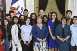 Presidenta de la República, Michelle Bachelet y la ministra de Educación Adriana Delpiano junto a estudiantes beneficiarios del Programa de Acompañamiento y Acceso (PACE)